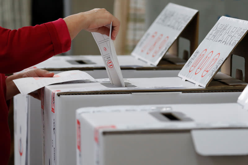 Tsai Ing-wen et son gouvernement ont reproché à plusieurs reprises à Pékin de s'ingérer dans la campagne, évoquant des "brimades politiques" et la diffusion de "fausses informations". /Photo prise le 24 novembre 2018/REUTERS/Tyrone Siu