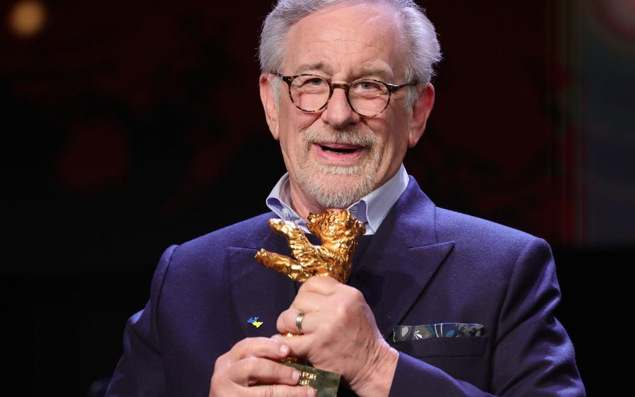 Der US-amerikanische Filmemacher Steven Spielberg wurde bei den Filmfestspielen in Berlin am Dienstagabend mit dem Goldenen Ehrenbären für sein Lebenswerk ausgezeichnet. (Bild: 2023 Getty Images/Andreas Rentz)
