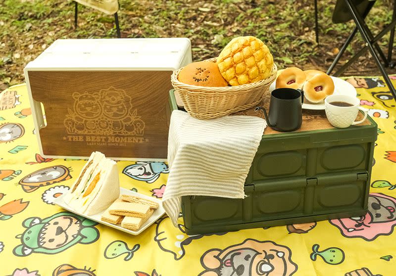 萊爾富推出「LAZY MARU秋楓露營趣」聯名獨家商品，售價650元的露營摺疊桌(共2色)，只要499元。（圖／品牌業者提供）