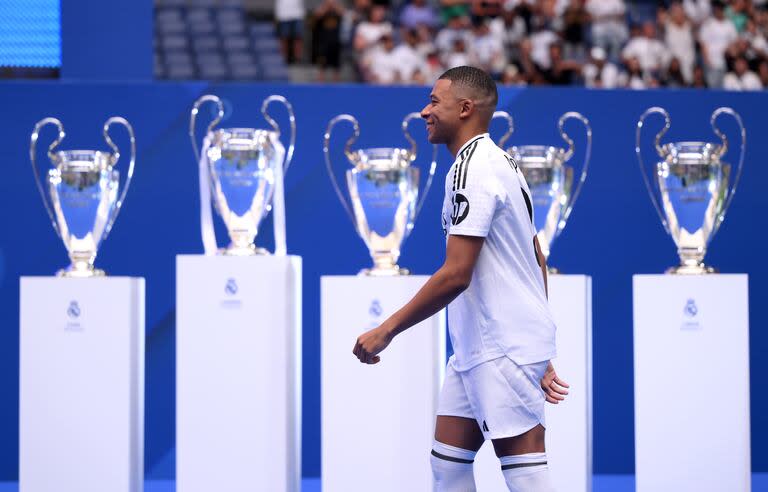 Kylian Mbappé de blanco: Real Madrid se sorprende con la locura que genera el delantero francés (Photo by David Ramos/Getty Images)