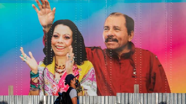 El presidente Daniel Ortega y su esposa Rosario Murillo, en un afiche callejero