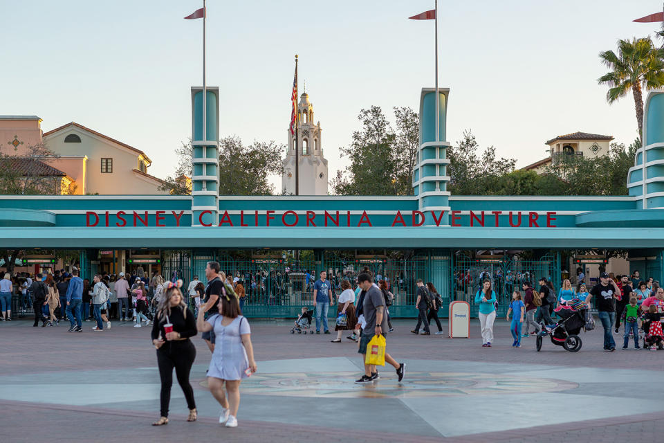 Before & After Photos of Busy Tourist Attractions Affected by the Threat of Coronavirus