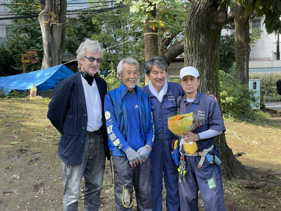 役所廣司（右二）跟著「東京公廁計畫」清潔員江田雄司（右）學習清潔技巧，左起為導演文溫德斯、現代舞大師田中泯。甲上娛樂提供