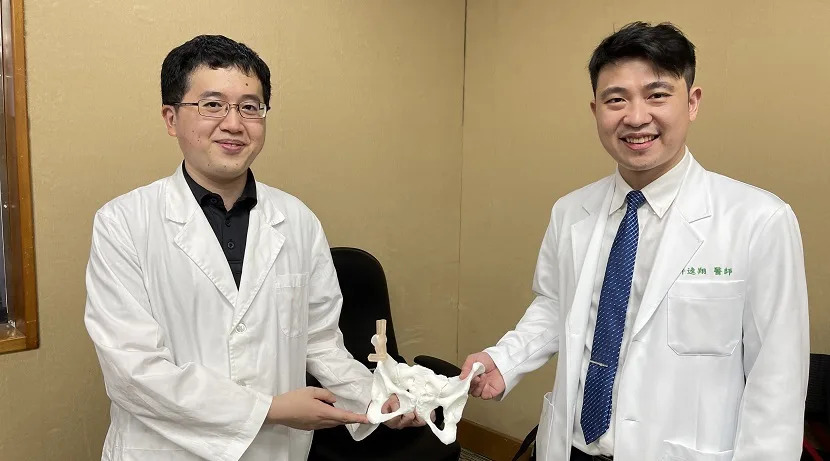 許逵翔（右）與俞文展（左）展示3D列印的髖關節模型，模型左上方淡黃色物體即是手術導引板。 圖片來源 / 邱淑宜攝