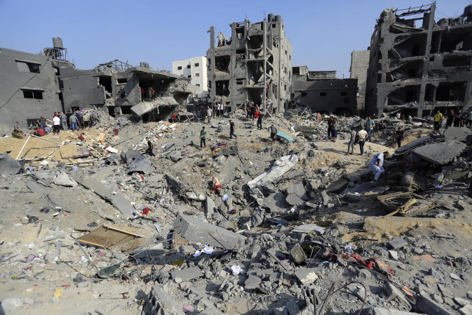 以色列10月31日轟炸加薩最大的賈巴利亞難民營造成慘重死傷，當地民眾1日盡力從在廢墟瓦礫堆中搜尋罹難者。（美聯社）