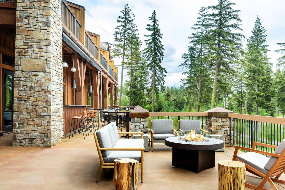The patio with chairs around a fire pit at Suncadia