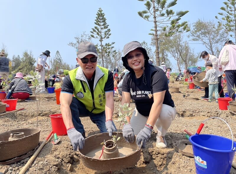 澎湖植樹活動  營造社區造林新風貌（1） 澎湖縣政府等單位合辦植樹活動，13日在馬公五德社 區的警察局人力發展中心前林地舉辦，縣府秘書長蔡 淇賢（前左）等人與民眾一起種下相思樹、苦楝等多 種樹苗，並採用慈心基金會研發的「水源寶育盆」方 式種樹。 中央社  113年4月13日 