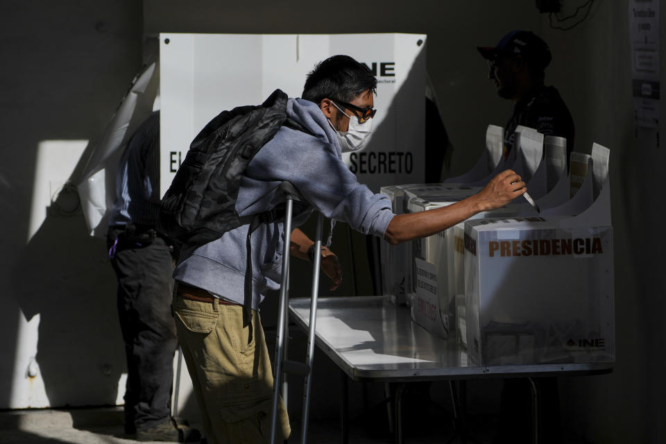 Un elector deposita su voto durante las elecciones generales en la Ciudad de México, el domingo 2 de junio de 2024. (AP Foto/Marco Ugarte)