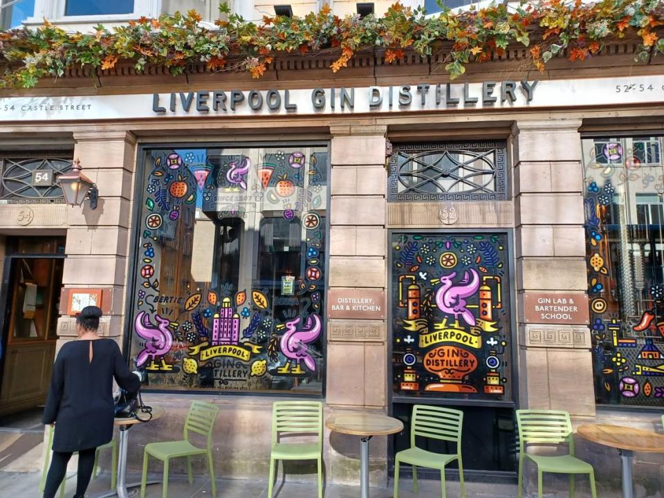 Liverpool Gin Distillery está ubicada en el corazón de la ciudad y se distribuye en cuatro plantas. En la planta baja se encuentra el Gin Bar con 40 diferentes tipos de ginebra.