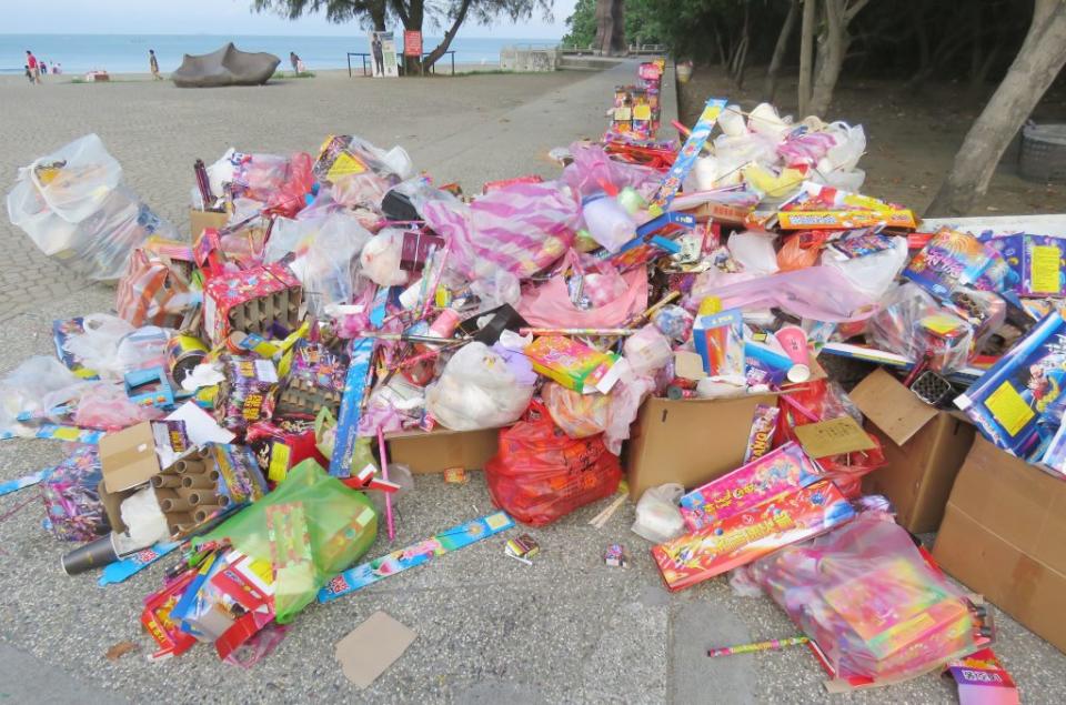 環保局人員在安平觀夕平台清出不少垃圾、炮屑。（記者陳治交攝）