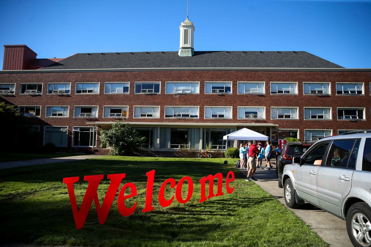 A welcome sign greets Willamette University freshman as they move into their dorms on Tuesday, Aug. 23, 2022 in Salem, Ore. 