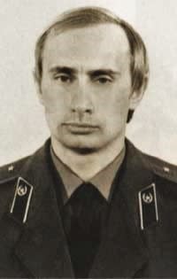 穿著KGB制服的普京（Unknown@ Wikipedia/CC BY 4.0）
