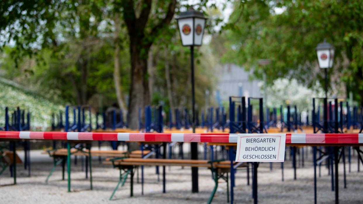 Ein menschenleerer Biergarten in München. Nach wochenlanger Zwangspause dürfen in Bayern auch Gaststätten und Hotels schrittweise wieder öffnen.