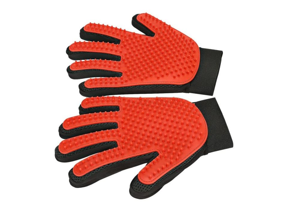 De-shed your pet with these handy grooming gloves. (Source: Amazon)