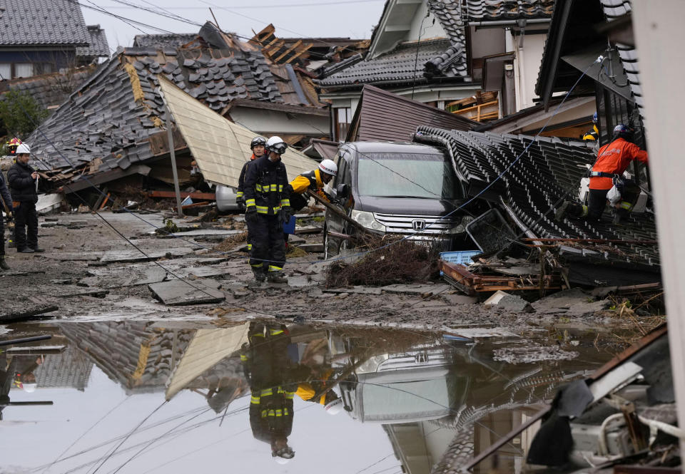 日本石川縣元旦發生規模7.6強震，消防隊員和警察在遭受海嘯破壞的珠洲市住宅區進行搜救行動。（Mandatory credit Kyodo/路透社資料照）