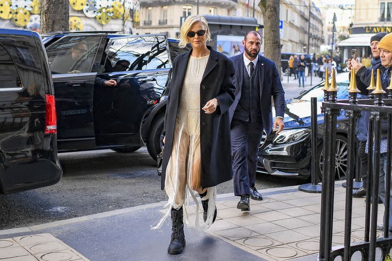 Charlize Theron saliendo del restaurante Dior durante la Semana de la Moda de París 