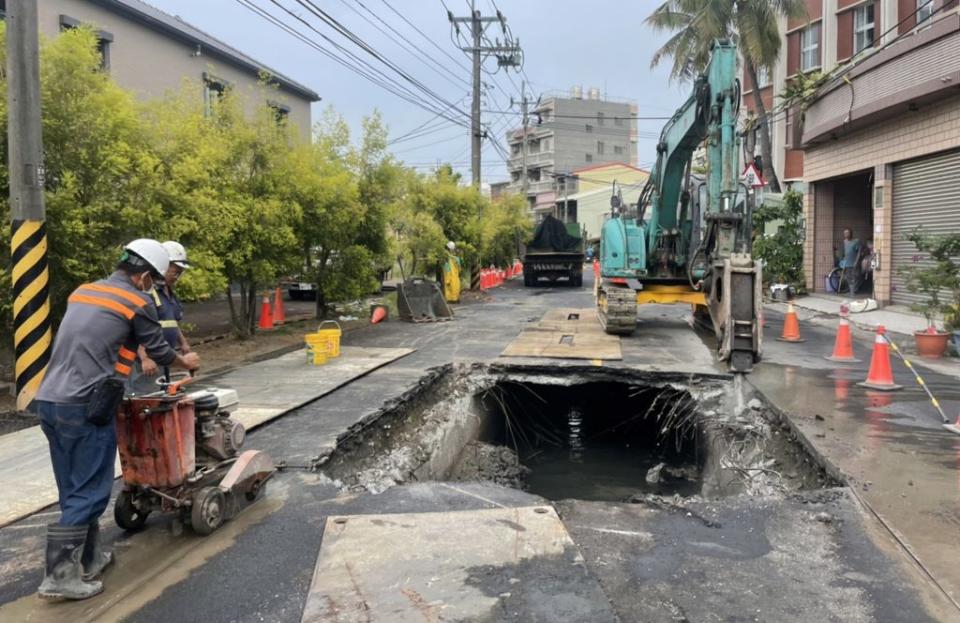 台南市政府水利局搶修喜樹路一五一巷老舊地下箱涵。（記者陳治交攝）