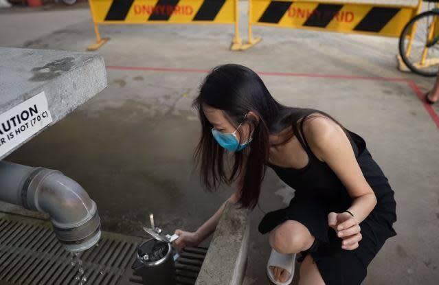 台灣網紅林啟晨在新加坡三巴旺溫泉公園烹調食物野餐惹議。（翻攝自YouTube）