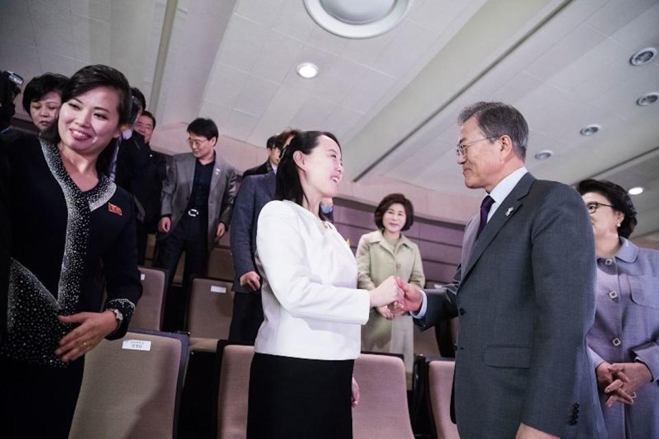 El presidente surcoreano, Moon Jae-in (derecha), le da la mano a Kim Yo Jong (centro), hermana del líder norcoreano Kim Jong Un, en 2018. (Crédito: Folleto/ Casa Azul presidencial de Corea del Sur/Getty Images)