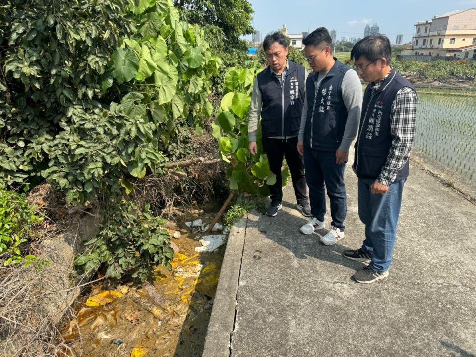 台中西屯下垺圳遭倒不明油汙，農民憂作物汙染，向議員楊大鋐陳情，市府環保局查出團膳公司油汙，依法開罰。（圖：楊大鋐提供）　