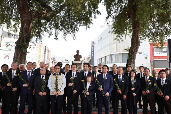 台南第一塊二二八不義遺址於湯德章律師受難場址原民生綠園（現為湯德章紀念公園）正式揭牌。圖/台南市政府提供