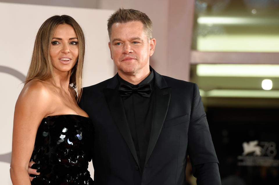 El actor estadounidense Matt Damon y su esposa Luciana Barroso en el 78 Festival Internacional de Cine de Venecia 2021. La alfombra roja del último duelo. Venecia (Italia), 10 de septiembre de 2021 (Fotografía de Marilla Sicilia/Archivio Marilla Sicilia/Mondadori Portfolio via Getty Images)