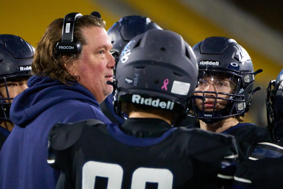 Higley head coach Eddy Zubey huddles with his team in a timeout during the AIA 5A state championship game at Sun Devil Stadium in Tempe on Dec. 9, 2022.