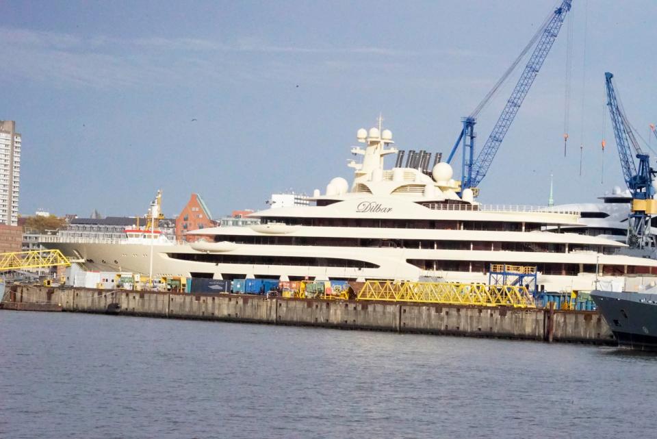 Der russische Oligarch Alischer Usmanow ließ seine Luxusyacht auf seine Schwester umschreiben, um den Sanktionen zu entgehen. - Copyright: picture alliance