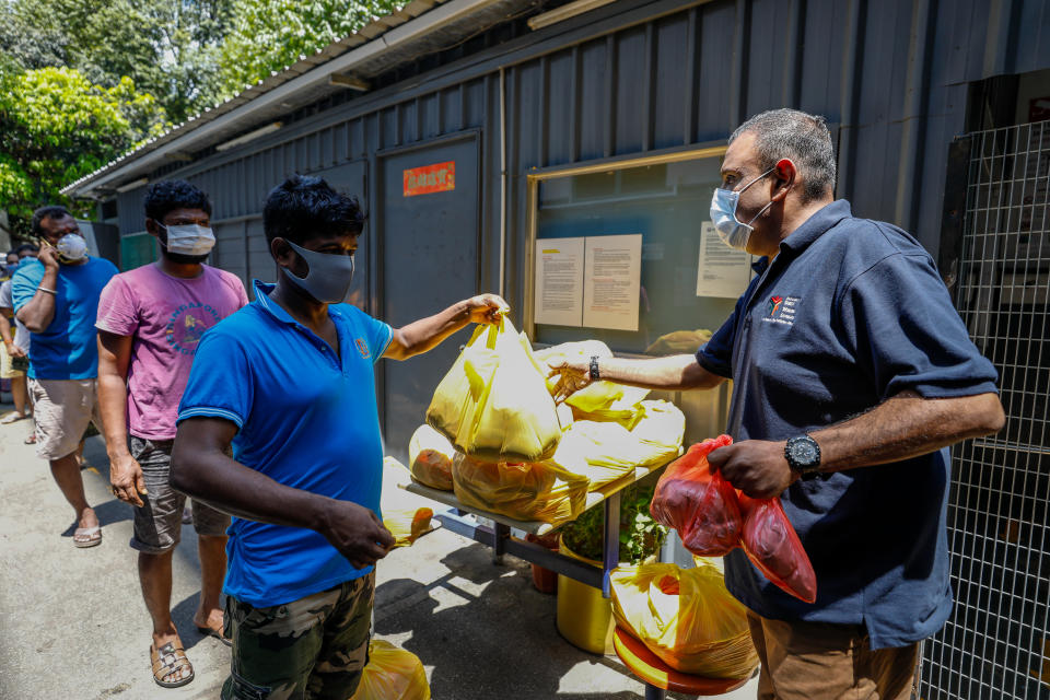 Alliance of Guest Workers Organistion, a Non-Government Organistation, distributing meals and essential items to foreign workers. (PHOTO: Ministry of Manpower)