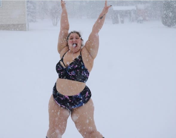 La joven salió en bikini en medio de una tormenta de nieve porque confesó que así se siente cuando está deprimida. Foto: Instagram.com/voluptuousleah