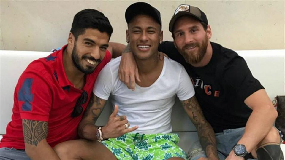 Messi, Suárez y Piqué publicaron un alegre reencuentro con el brasileño, mientras el club le hacía una demanda millonaria