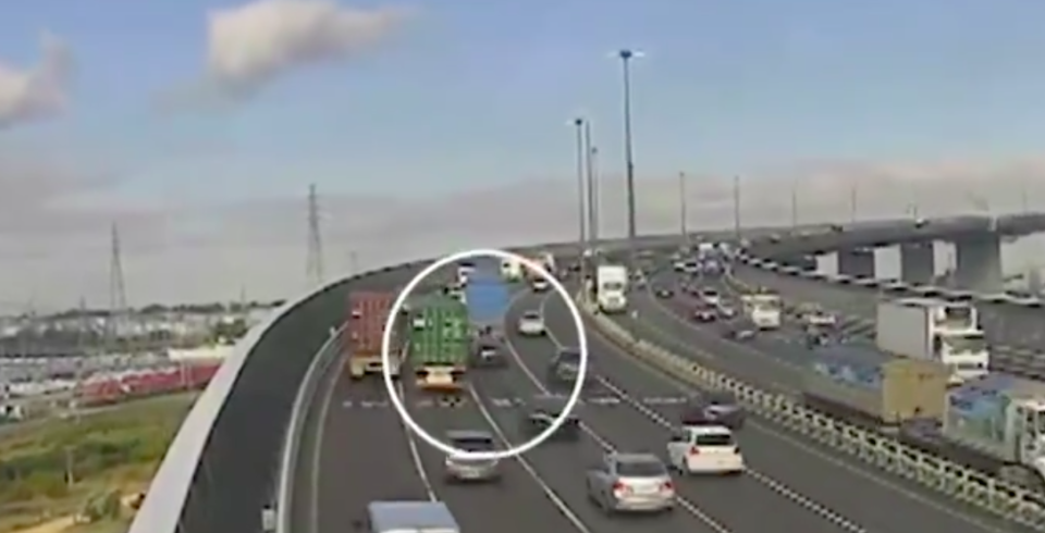 The beginning of the crash which brought the West Gate Freeway to a halt. Source: 7News