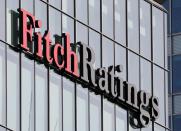 Foto de archivo. El logo de Fitch Ratings se ve en sus oficinas en el distrito financiero de Canary Wharf en Londres