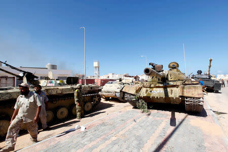 Fighters of Libyan forces allied with the U.N.-backed government gather at the eastern frontline of fighting with Islamic State militants, in Sirte, Libya, October 20, 2016. REUTERS/Ismail Zitouny