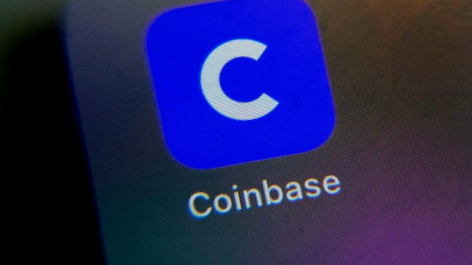 Das Logo der Coinbase-App ist auf dem Bildschirm eines Handys zu sehen.