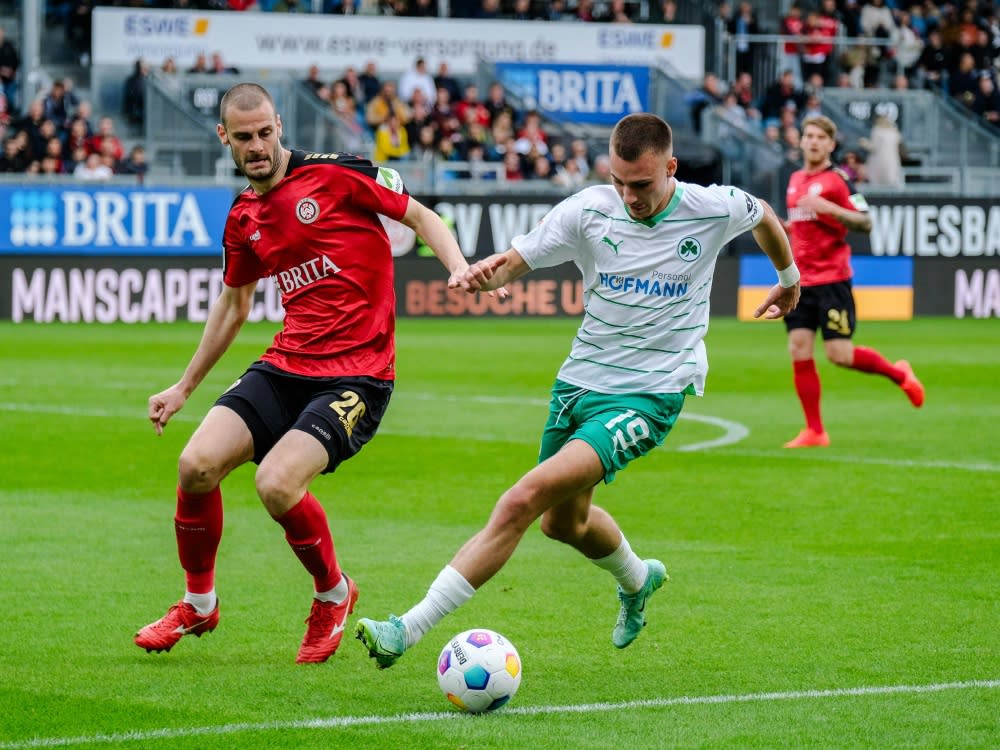 Aleksandar Vukotic (l.) und Tim Lemperle im Zweikampf (IMAGO/Eibner-Pressefoto/Florian Wiegan)