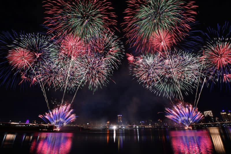 ▲「大稻埕夏日節」登場，淡水河兩側「水岸豪宅」在家就能舒適賞煙火，不用人擠人。盤點北台灣五大區「水岸豪宅區」，最貴的是北市大直，桃園南崁溪只要4字頭。（圖／台北市觀傳局提供）