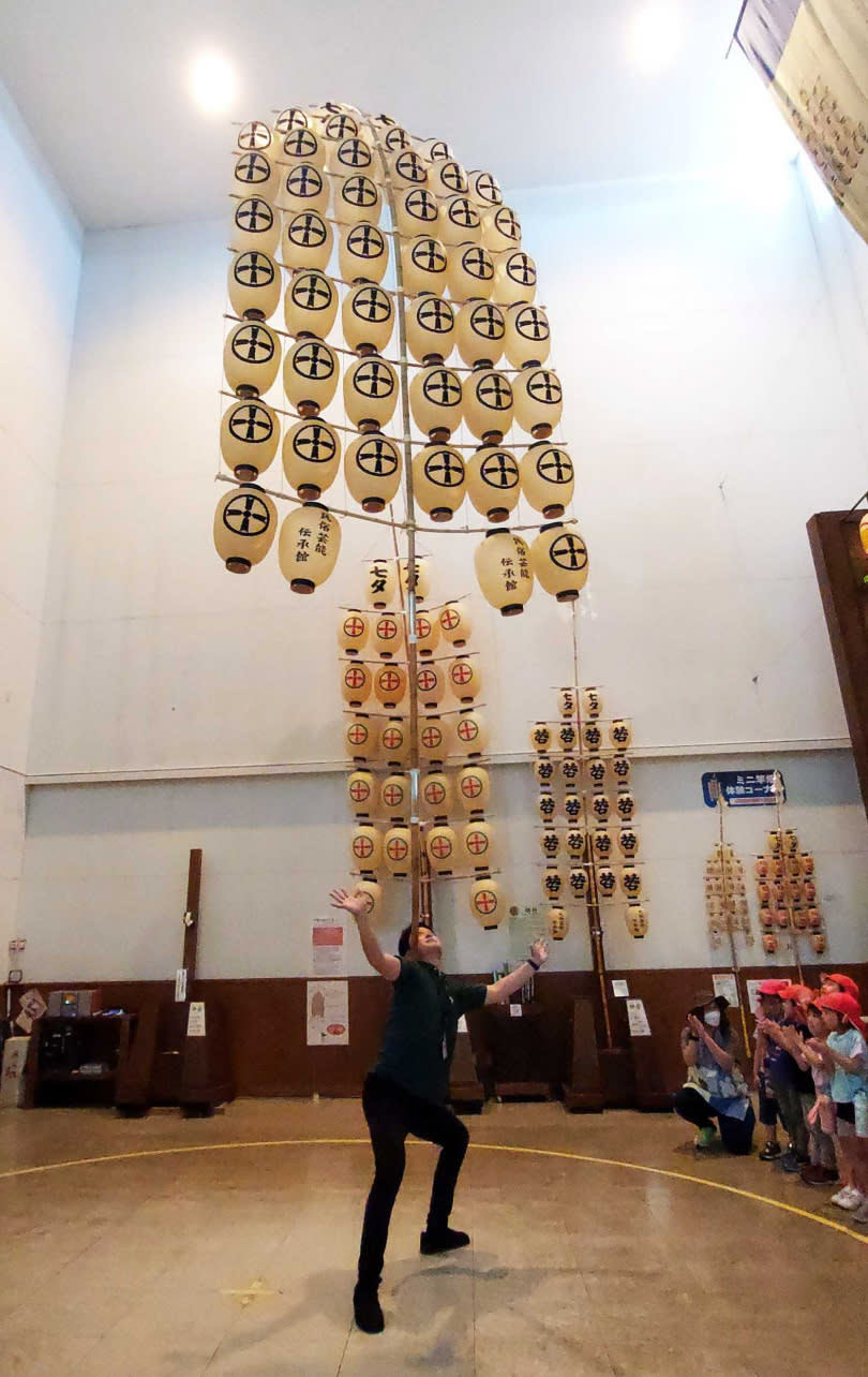 在秋田市民俗藝能傳承館除了有在地重要祭典介紹，還可以體驗竿燈祭各尺寸竿燈，與欣賞專業撐竿人的掌燈技術。（圖／魏妤靜攝）