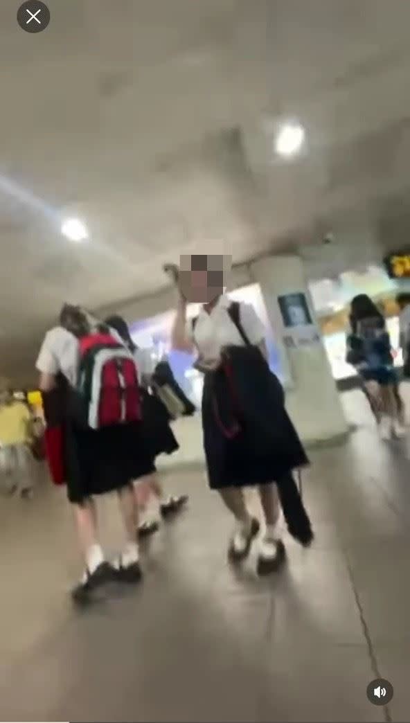 女學生行經捷運台北車站M8出口時突然狂咳。（圖／翻攝《Threads》）