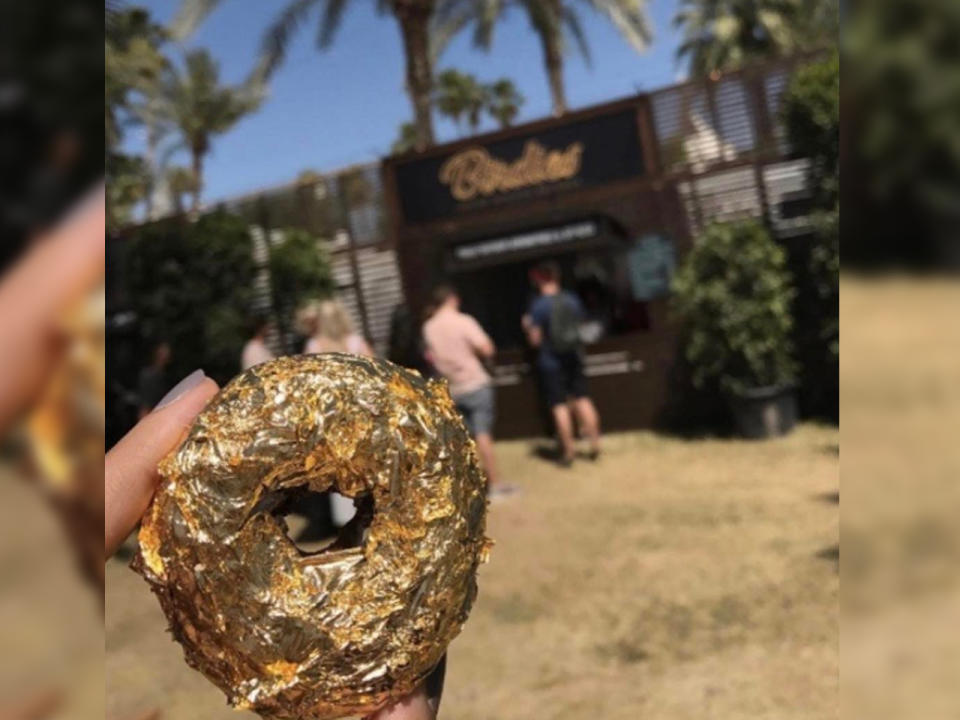 <p>Hochkarätig wird es mit diesem Gebäck: Ein ganz normaler Donut wird mit reichlich Gold gepimpt – alles essbar versteht sich. (Bild-Copyright: bikinidotcom/Instagram) </p>