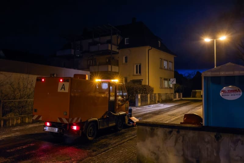 A cleaning machine drives along near the scene  where a carnival float caught fire in the afternoon. At least five people were hurt, one of them seriously, when a Carnival float caught fire at a parade on 04 February in Kehl in south-western Germany, police said. Philipp von Ditfurth/dpa
