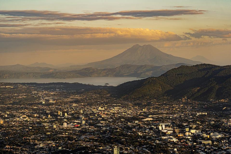 View of San Salvador from Mirador del Boqueron (© Tariq Zaidi)