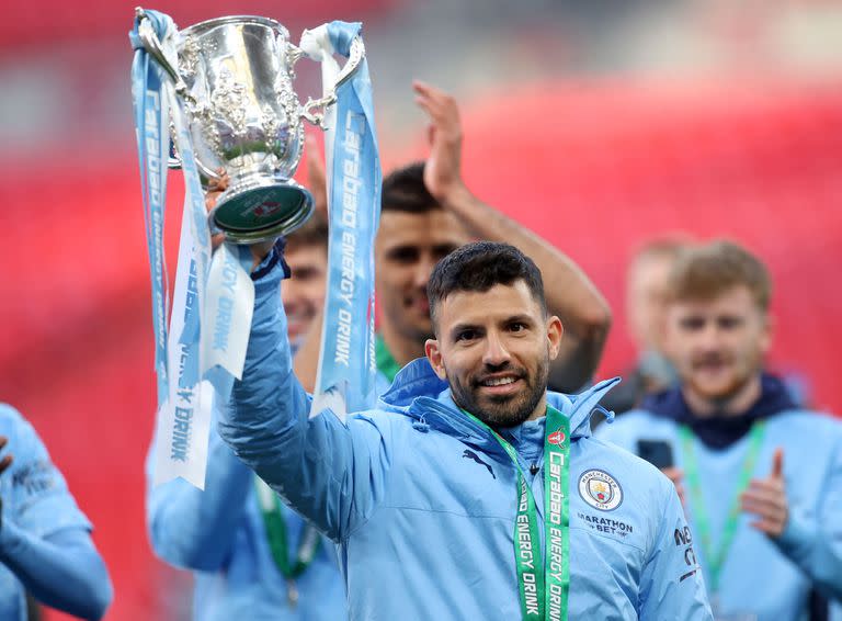 El delantero argentino del Manchester City Sergio Agüero levanta el trofeo de campeón después del partido de fútbol de la final de la Copa de la Liga inglesa entre el Manchester City y el Tottenham Hotspur en el estadio de Wembley