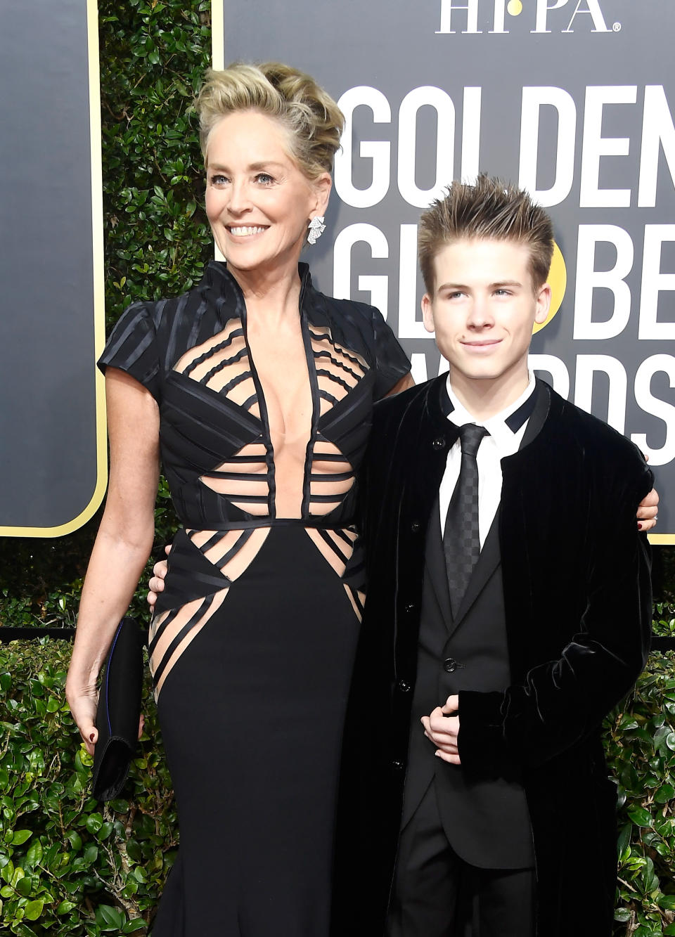 Sharon Stone erschien bei den Golden Globe Awards in Schwarz – an ihrer Seite war ihr 17-jähriger Sohn Roan. (Bild: Getty Images)