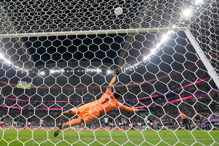 No es la luna en el cielo qatarí: es la pelota de Harry Kane, que vuela a la tribuna en el segundo penal de Inglaterra, el que podía evitar la derrota contra Francia.