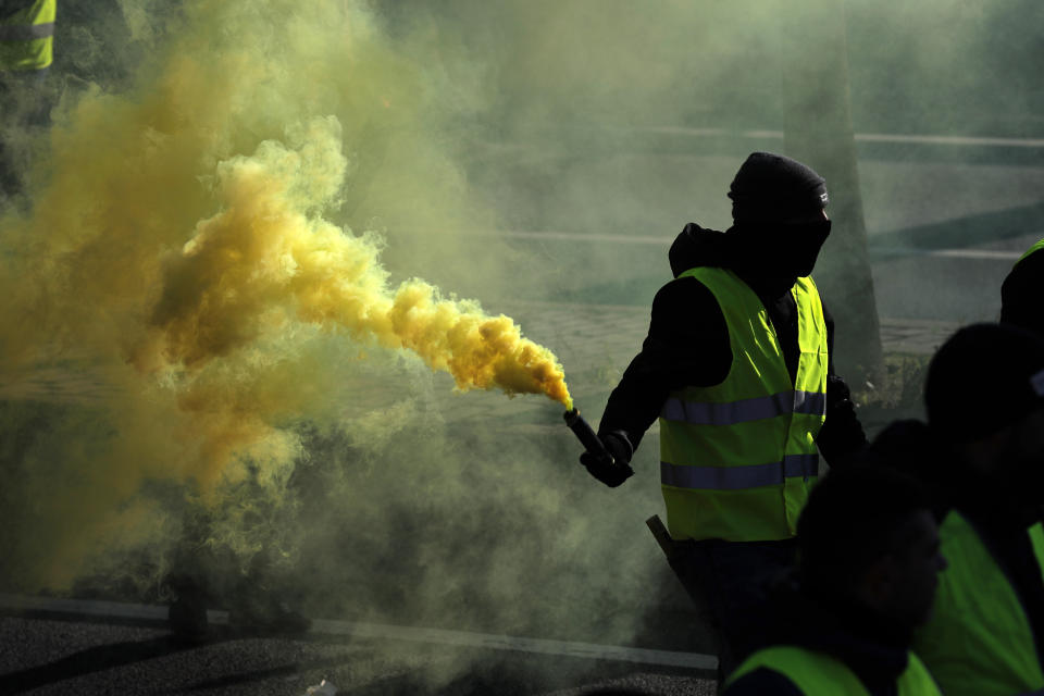 <p>Taxistas de Barcelona, algunos con baliza, caminan hacia el puerto de la Ciudad Condal bloqueando el tráfico. (Foto: Manu Fernández / AP). </p>