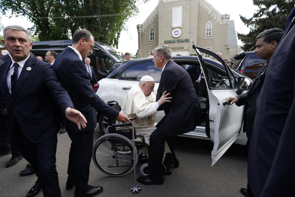 El papa Francisco recibe ayuda luego de salir de la comunidad parroquial del Sagrado Corazón en Edmonton, Canadá, después de una reunión con representantes de los pueblos indígenas, el 25 de julio de 2022. (AP Foto/Eric Gay)