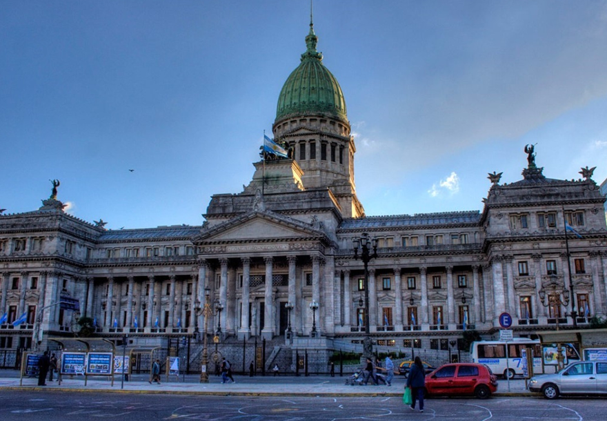 Un sindicalista de la CGT nombró a tres de sus hijas en el Congreso con sueldos millonarios