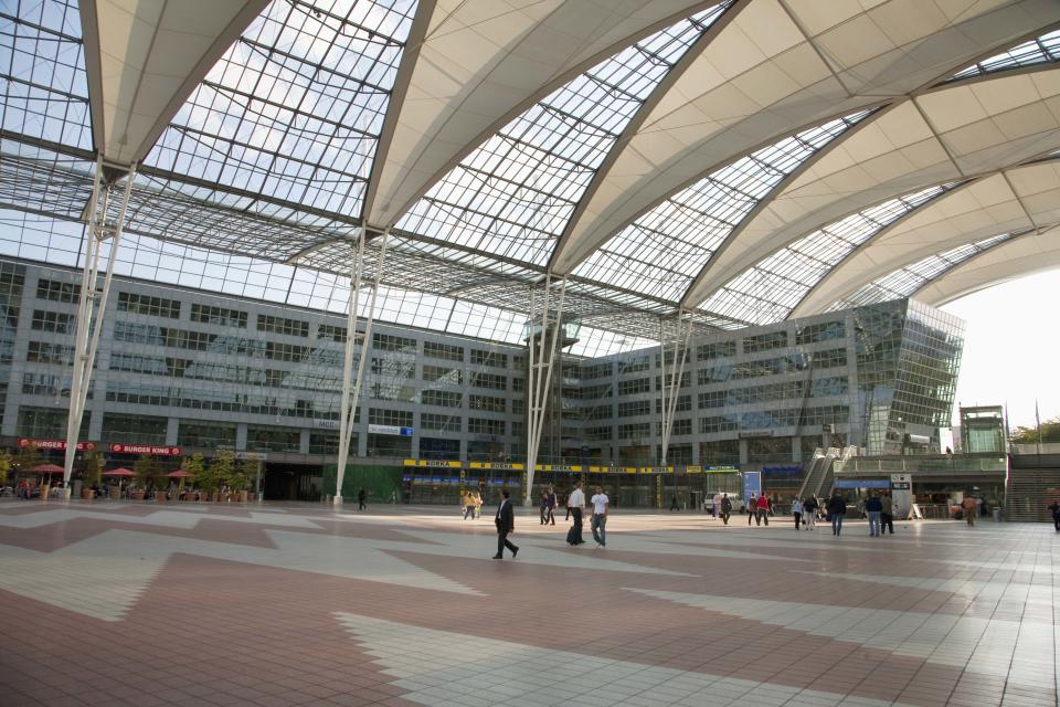 Platz 3: Doch auch Deutschlands Luftfahrt weiß zu überzeugen. Der Flughafen München eröffnet die Top 3 der besten Flughäfen der Welt. 100 Fluggesellschaften brechen von hier aus in 257 Destinationen in über 70 Ländern auf. 2016 lag das Fluggastaufkommen bei über 42 Millionen.