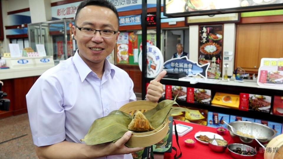 ▲彰化區漁會推出蒲燒「鰻意粽」，大片蒲燒鰻，大安農會豬肉、新社香菇、林園赤尾青蝦皮及菜脯等食材，搭配圓糯米炊飯，讓人一口咬下，都會吃到滿滿的餡料。（記者陳雅芳攝）